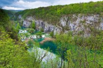 Vista panorámica del Parque Nacional de los Lagos de Plitvice, Croacia - foto de stock