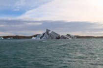 Vista panoramica dell'iceberg striato galleggiante nella laguna di Joekulsarlon, Islanda — Foto stock
