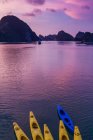 Caiaques em belo pôr do sol, Ha long Bay, Vietnã — Fotografia de Stock