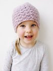 Retrato de menina loira sorridente usando chapéu de lã rosa — Fotografia de Stock