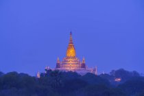 Scenic view of stupa on plain of bagan at sunset, Mandalay, Myanmar — Stock Photo