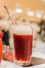 Cóctel de zumo de fruta en la mesa con fondo borroso - foto de stock