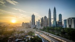 Scenic view of sunrise over Kuala Lumpur skyline, Malaysia — Stock Photo