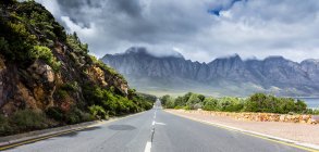 Живописный вид на прямую пустую дорогу, Кейптаун, Южная Африка — стоковое фото