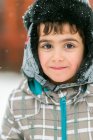 Retrato de um menino sorridente vestindo roupas quentes — Fotografia de Stock