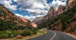 Vista panoramica di tortuosa strada di montagna, Zion National Park, Utah, America, Stati Uniti d'America — Foto stock
