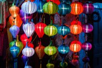 Linternas multicolores en Hoi An, Vietnam por la noche - foto de stock