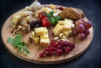 Selección de queso italiano en tabla de picar - foto de stock