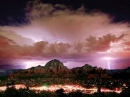 Vista panorámica de tormenta acercándose a Sedona, Arizona, América, EE.UU. - foto de stock