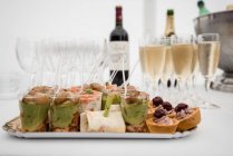 Bicchieri di champagne e selezione di piccoli quattro salati — Foto stock