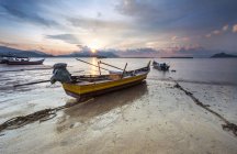 Рибальські човни на чорний пісок пляжу, Лангкаві, Малайзія — стокове фото