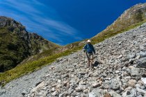 Людина прогулянки через ще Scree схилу Артурс Pass Національний парк, Нова Зеландія — стокове фото