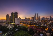 Vista panorámica del horizonte de Kuala Lumpur al amanecer, Malasia - foto de stock