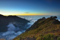 Vue fascinante sur le mont Rinjani au-dessus des nuages, Lombok, West Nusa Tenggara, Indonésie — Photo de stock