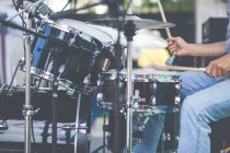 Abgeschnittenes Bild eines Mannes, der auf der Bühne Schlagzeug spielt — Stockfoto