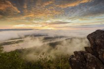 Живописный вид на горы в тумане, провинция Нонгкхай, Таиланд — стоковое фото