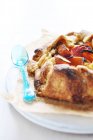 Gustosa e gustosa crostata di albicocche e pesche primo piano — Foto stock