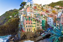 Vista panorámica de Riomaggiore, Liguria, Italia - foto de stock
