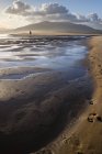 Silhueta de pessoa distante caminhando na praia, Los Lances, Tarifa, Andaluzia, Espanha — Fotografia de Stock