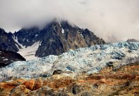 Живописный вид на величественный горный пик с туманом — стоковое фото