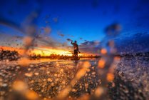 Fischer werfen Fischernetz bei Sonnenuntergang, Thailand — Stockfoto