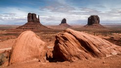 Живописный вид на величественную Долину Монументов, Аризона и Юта, США — стоковое фото