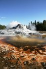 Schöne Aussicht auf heiße Quellen, Yellowstone-Nationalpark, Wyoming, Amerika, Vereinigte Staaten — Stockfoto