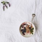 Вид сверху свежего здорового йогурта с черникой — стоковое фото