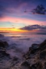 Vista panorâmica da praia ao pôr do sol, Bali, Indonésia — Fotografia de Stock