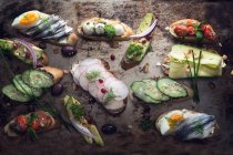 Auswahl an verschiedenen schmackhaften Bruschetta-Häppchen vor rustikalem Hintergrund, Draufsicht — Stockfoto