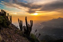 Vista panorâmica de Santiago, Chile ao pôr do sol de Pochoco Hill — Fotografia de Stock