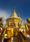 Vista panorâmica de estátuas douradas no templo, Wat Phra That Doi Suthep, Chiang Mai, Tailândia — Fotografia de Stock