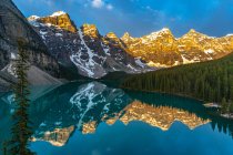 Увлекательный вид на озеро Морейн и долину десяти пиков, Национальный парк Банф, Альберта, Канада — стоковое фото