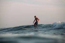 Männlicher surfer auf einem longboard, san diego, kalifornien, amerika, usa — Stockfoto