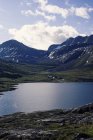 Vista panorámica del hermoso lago en las montañas de Noruega - foto de stock