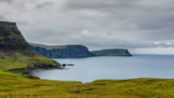 Vista panoramica della costa vicino a Neist Point, Isola di Skye, Scozia, Regno Unito — Foto stock