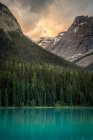 Vue panoramique du lever du soleil sur le lac Emerald, parc national Yoho, Colombie-Britannique, Canada — Photo de stock