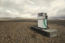 Vista panorâmica da bomba de gasolina na paisagem deserta, Kerlingar, Islândia — Fotografia de Stock