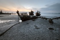 Bateau naufragé sur la plage, Kota Kinabalu, Sabah, Malaisie — Photo de stock
