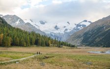 Dos personas haciendo senderismo en los Alpes suizos, Pontresina, Graubunden, Suiza - foto de stock