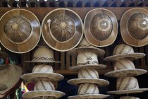 Chapeaux de paille à vendre dans un étal au bord de la route — Photo de stock