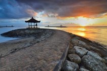 Gazebo junto ao mar, Sanur, Bali, Indonésia — Fotografia de Stock