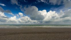 Vista panoramica della spiaggia vuota sotto le nuvole drammatiche, Dieppe, Normandia, Francia — Foto stock