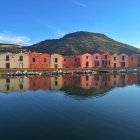 Fila di edifici sul lungomare, Bosa, Sardegna, Italia — Foto stock