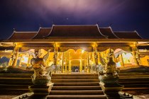 Templo de Sirindhorn Wararam Phu Prao, Tailandia - foto de stock