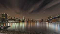 Перегляд між Бруклінський міст і міст Манхеттен, Нью-Йорк, США — стокове фото