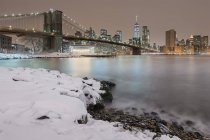 Vista panorámica del puente de Brooklyn en la noche de invierno, Nueva York, EE.UU. - foto de stock