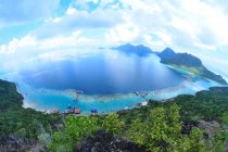 Vue panoramique du parc marin de Tun Sakaran depuis l'île de Bohey Dulang, Semporna, Sabah, Bornéo, Malaisie — Photo de stock