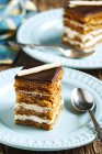 Pedaço de bolo de mel no prato, close-up — Fotografia de Stock