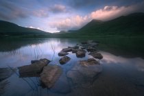 Rochers dans le lac par les montagnes, connemara, Irlande — Photo de stock